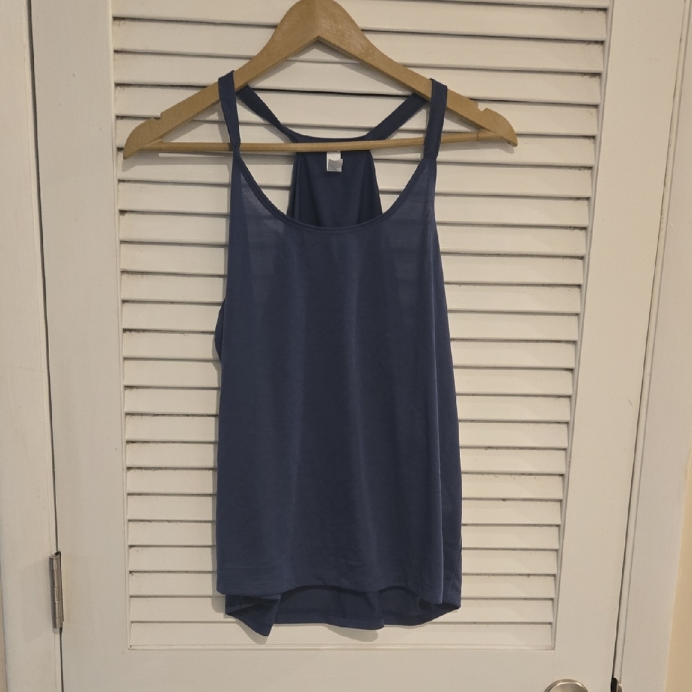 NWT UNDER ARMOUR LG Women's Navy Flowy Tank Top